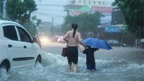 4 người bị cuốn trôi, hàng trăm ngôi nhà tốc mái vì mưa lớn