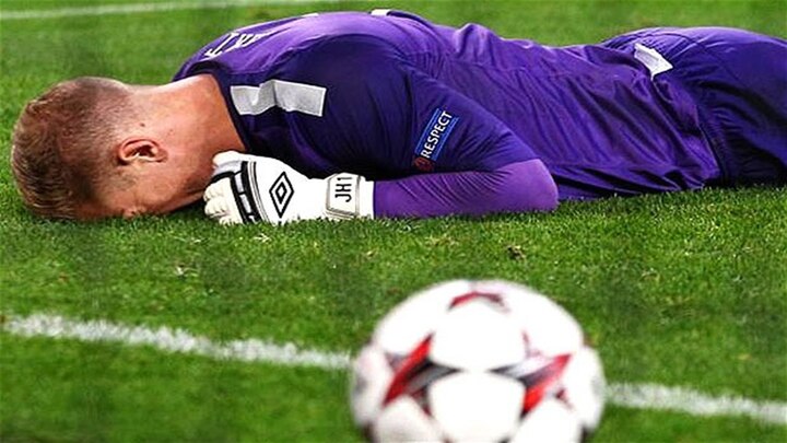 10 pha phản lưới nhà đen đủi nhất của các thủ môn