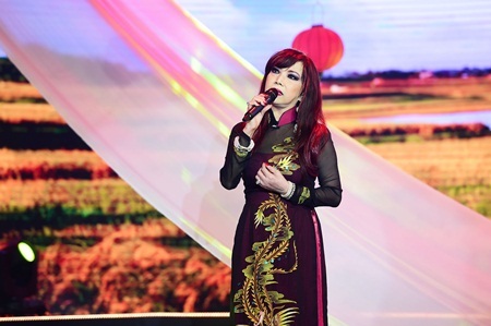 Bảo Yến diện tóc nối, hát nhạc của chồng trong đêm nhạc tôn vinh phụ nữ