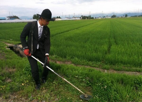 Anh nông dân Nhật diện com-lê đi làm đồng và lý do không ngờ