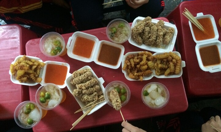 Bà chủ quán ăn vặt ở Sài Gòn tính tiền nhanh như đọc rap