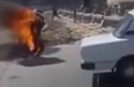 Tài xế tưới xăng tự thiêu trước doanh trại quân đội Ai Cập