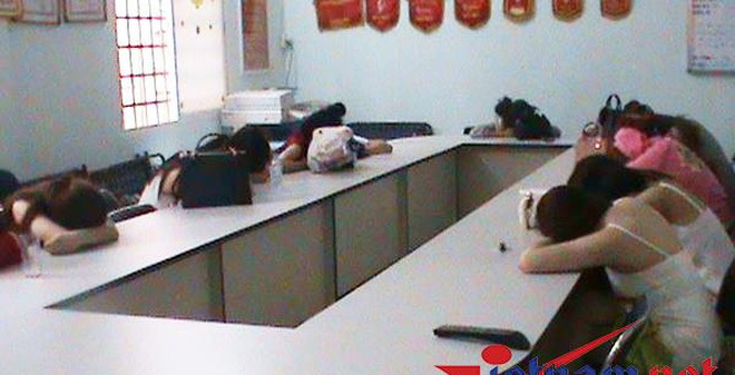 Vết trượt của chân dài trong đường dây mại dâm cao cấp