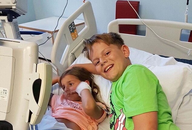 Cậu bé 11 tuổi cứu sống em gái nhờ việc thường xuyên cười đùa cùng em