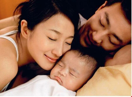 Chấp nhận nuôi con riêng của chồng để gìn giữ hạnh phúc gia đình