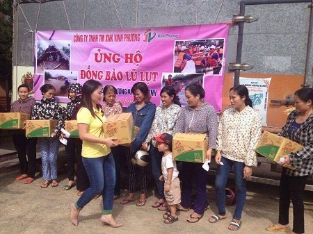 300 thùng hàng đến với người dân nghèo ven tâm lũ huyện Vũ Quang