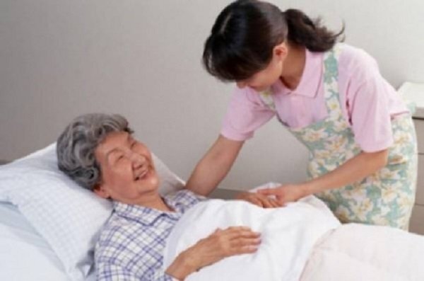 Mẹ chồng nằm liệt dùng 'chiêu độc' trị con dâu bất hiếu