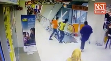 Kinh hoàng em bé rơi xuống thang cuốn ở trung tâm thương mại