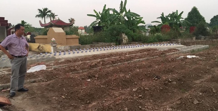 Nhiều ngôi mộ bị “mất” tại Long Biên: Không có chuyện chính quyền xin lỗi?