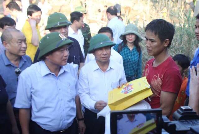 Bộ trưởng Trương Minh Tuấn thăm bà con vùng lũ Hương Khê (Hà Tĩnh)