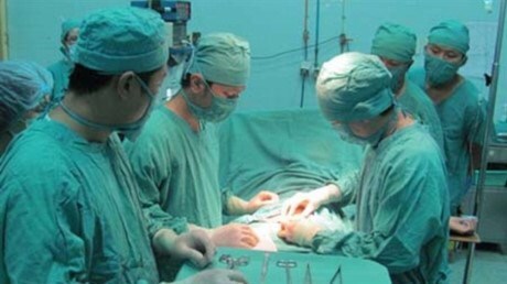 Tạt nước sôi vào