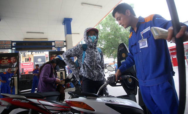 Giá xăng RON 92 tăng lên gần 17 nghìn đồng/lít