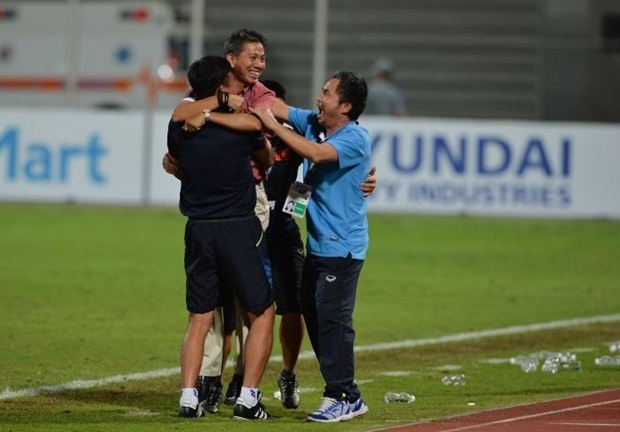 HLV Hoàng Anh Tuấn nghẹn ngào trong ngày U19 Việt Nam làm nên lịch sử