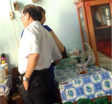 Khiển trách cán bộ chạm tay vào chỗ nhạy cảm của nữ tạp vụ