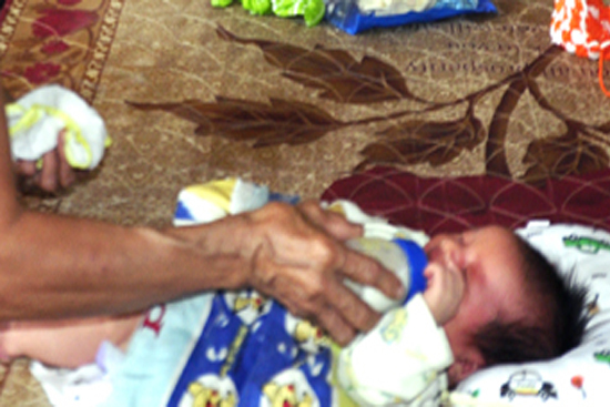 Phát hiện bé trai sơ sinh bị bỏ rơi dưới gốc cây