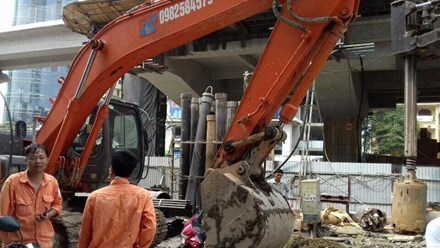 Máy xúc thi công ga đường sắt trên cao 