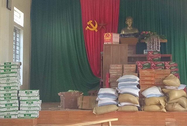 Sẽ xử lý nghiêm cán bộ thôn thu lại hàng cứu trợ của dân