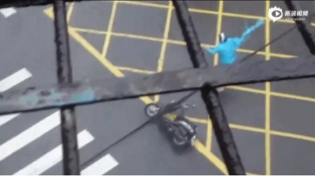 Kinh hoàng bão Haima thổi bay người dân Trung Quốc khi đang đi trên đường