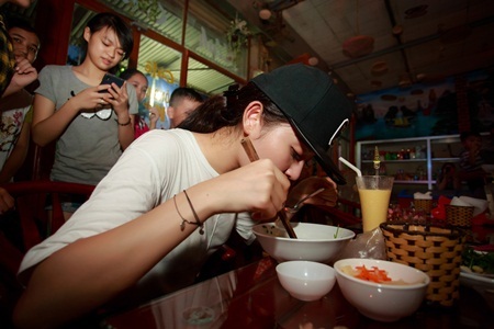 Á hậu Huyền My ăn vội mỳ tôm trên đường đi từ thiện miền Trung