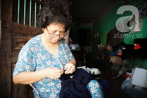 Nữ nghệ nhân làm nghề 'vá kỉ niệm' hiếm hoi còn sót lại đất Hà thành