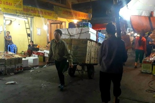 Nhọc nhằn 'đời gánh' của nữ cửu vạn chợ Long Biên