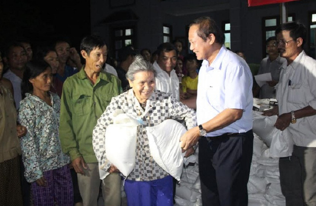 Bộ trưởng Trương Minh Tuấn “thưởng nóng” người hùng cứu người trong lũ