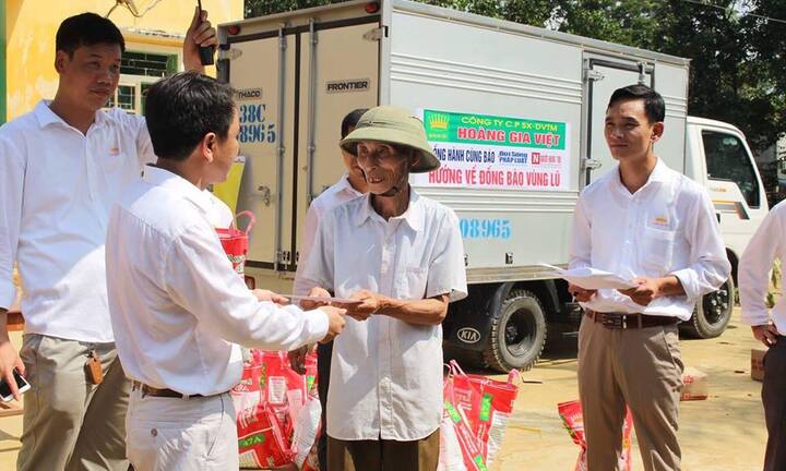 Báo Đời sống và Pháp luật cùng nhà hảo tâm mang 300 suất quà vào vùng lũ