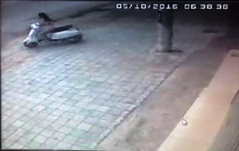 Lợi dụng sơ hở, cô gái