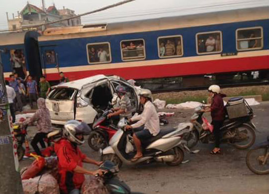 Hiện trường vụ tai nạn tàu hỏa ở Thường Tín khiến 5 người tử vong
