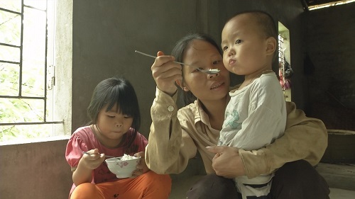 Tủi phận người phụ nữ vừa làm mẹ vừa làm cha nuôi hai con thơ dại