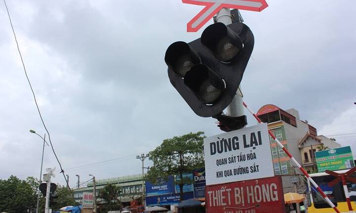 Vụ tàu hỏa đâm ô tô: Tăng cường nhân viên gác barie giờ cao điểm