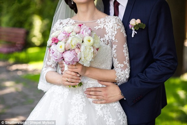 Cô dâu bị chồng bỏ ngay sau lễ cưới vì mải … chia sẻ ảnh