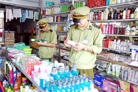 Đột kích kho mỹ phẩm