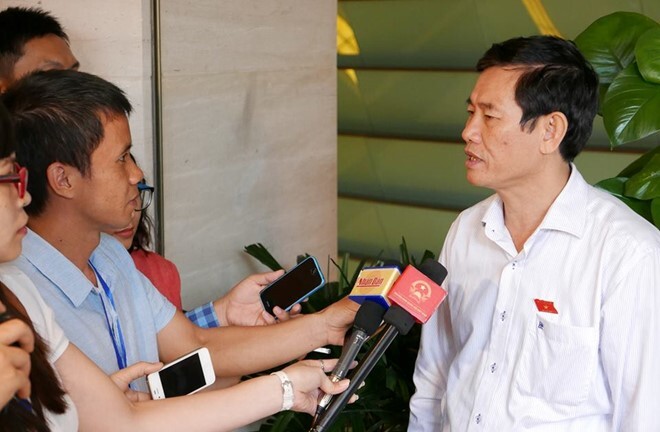 Thôn thu tiền cứu trợ là vi phạm nhưng không phải tham ô