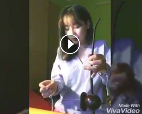 Cô giáo xinh đẹp “gây sốt” với clip chơi nhạc Kpop bằng... đàn bầu