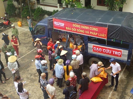 Những chuyến xe nghĩa tình nơi tâm lũ