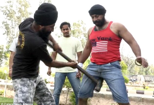 Người đàn ông đập búa tạ vào 'chỗ kín' mong lập kỷ lục Guinness