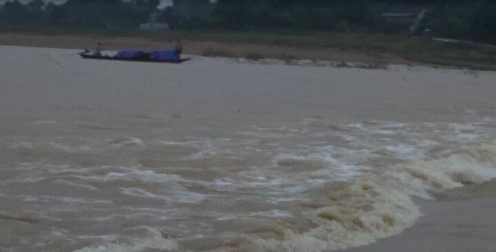 Cả làng rung chuông cứu người lật thuyền trong nước lũ