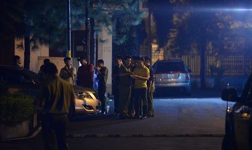 Người nước ngoài uy hiếp vợ con trong chung cư ở Sài Gòn