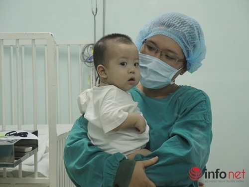 Bé trai được ghép gan kháu khỉnh trong ngày xuất viện