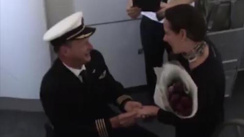 Phi công cầu hôn bạn gái ngay trên chuyến bay