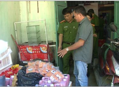 Bắt giữ lô thực phẩm không rõ nguồn bán cho học sinh trước cổng trường