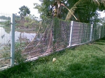 Vướng vào hàng rào chống trộm, bé trai 11 tuổi tử vong vì điện giật