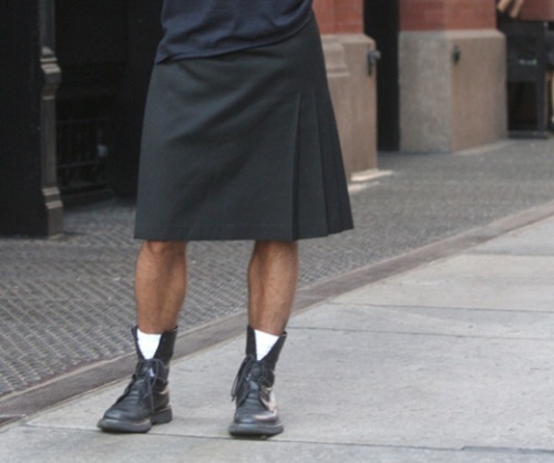 Người đàn ông mặc váy để kêu gọi chấm dứt bạo lực với phụ nữ