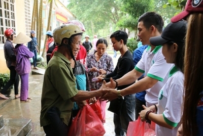 Những chuyến xe nghĩa tình tiếp tục đến với bà con vùng lũ miền Trung