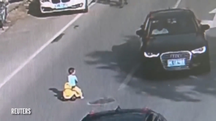 Bé 3 tuổi đạp xe nghênh ngang giữa đường giờ cao điểm