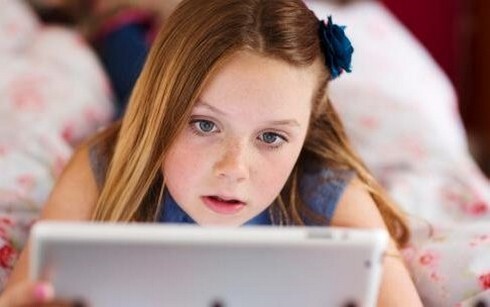 Smartphone tắt nguồn vẫn gây hại đến giấc ngủ của trẻ em