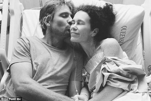 Xúc động người chồng kiên trì giúp vợ đánh bại bệnh ung thư bằng detox rau quả