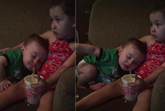 Cậu bé ăn trong lúc mơ ngủ và tưởng nhầm tay chị là đồ ăn