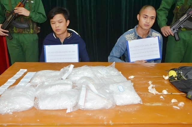 Bắt hai đối tượng vận chuyển thuê 5kg ma túy đá